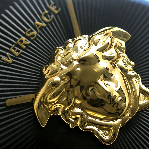 グレカ模様を施した丸みのあるベゼルと、ブランドのシンボルでもあるメデューサを配置したダイヤルが特徴のモデル🎵 – 腕時計のななぷれ